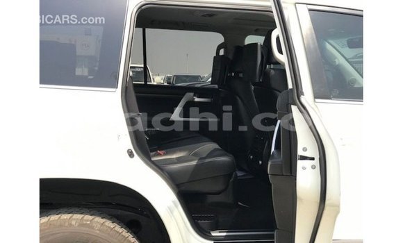 ይግዙ Imported Toyota Land Cruiser ነጭ መኪና በ Import - Dubai በ ሶማሊያ ይግዙ Imported Toyota Land Cruiser ነጭ መኪና በ Import - Dubai በ ሶማሊያ