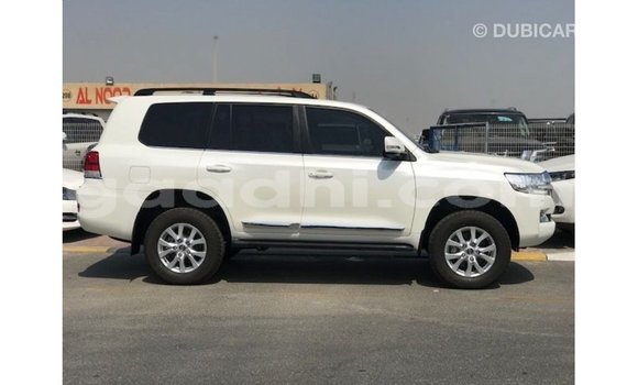 ይግዙ Imported Toyota Land Cruiser ነጭ መኪና በ Import - Dubai በ ሶማሊያ ይግዙ Imported Toyota Land Cruiser ነጭ መኪና በ Import - Dubai በ ሶማሊያ
