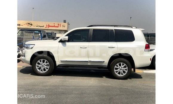 ይግዙ Imported Toyota Land Cruiser ነጭ መኪና በ Import - Dubai በ ሶማሊያ ይግዙ Imported Toyota Land Cruiser ነጭ መኪና በ Import - Dubai በ ሶማሊያ