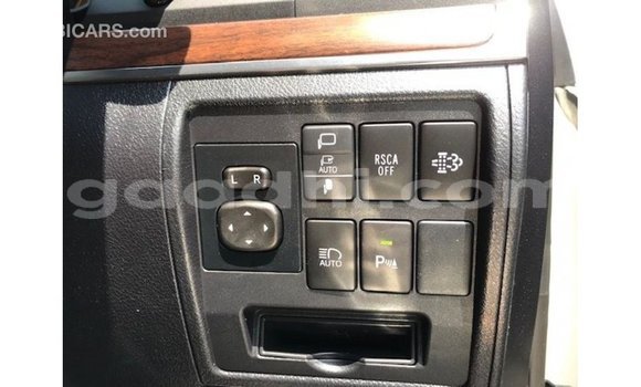 ይግዙ Imported Toyota Land Cruiser ነጭ መኪና በ Import - Dubai በ ሶማሊያ ይግዙ Imported Toyota Land Cruiser ነጭ መኪና በ Import - Dubai በ ሶማሊያ