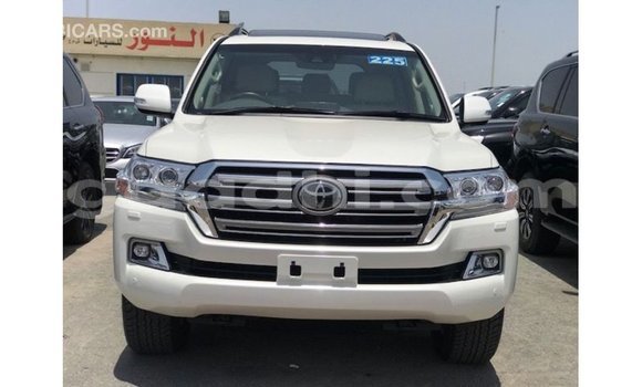 ይግዙ Imported Toyota Land Cruiser ነጭ መኪና በ Import - Dubai በ ሶማሊያ ይግዙ Imported Toyota Land Cruiser ነጭ መኪና በ Import - Dubai በ ሶማሊያ