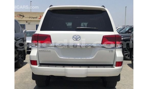 ይግዙ Imported Toyota Land Cruiser ነጭ መኪና በ Import - Dubai በ ሶማሊያ ይግዙ Imported Toyota Land Cruiser ነጭ መኪና በ Import - Dubai በ ሶማሊያ