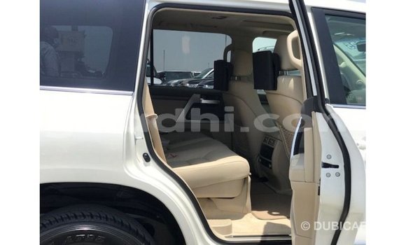 ይግዙ Imported Toyota Land Cruiser ነጭ መኪና በ Import - Dubai በ ሶማሊያ ይግዙ Imported Toyota Land Cruiser ነጭ መኪና በ Import - Dubai በ ሶማሊያ