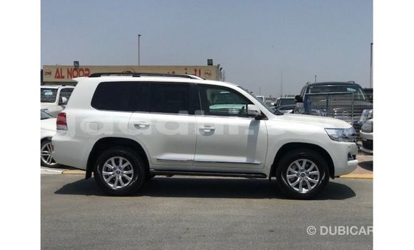ይግዙ Imported Toyota Land Cruiser ነጭ መኪና በ Import - Dubai በ ሶማሊያ ይግዙ Imported Toyota Land Cruiser ነጭ መኪና በ Import - Dubai በ ሶማሊያ