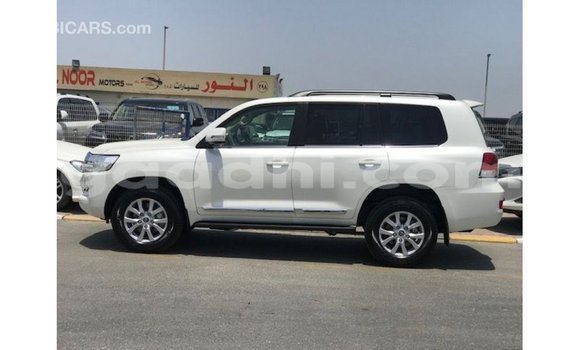 ይግዙ Imported Toyota Land Cruiser ነጭ መኪና በ Import - Dubai በ ሶማሊያ ይግዙ Imported Toyota Land Cruiser ነጭ መኪና በ Import - Dubai በ ሶማሊያ