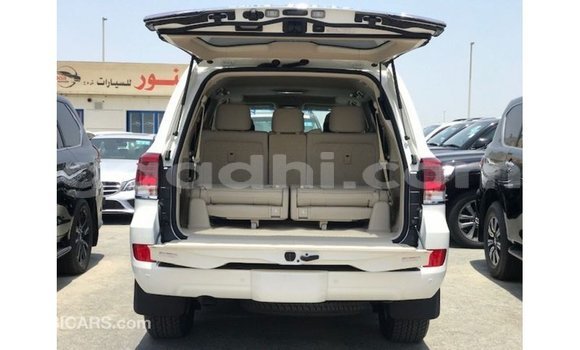 ይግዙ Imported Toyota Land Cruiser ነጭ መኪና በ Import - Dubai በ ሶማሊያ ይግዙ Imported Toyota Land Cruiser ነጭ መኪና በ Import - Dubai በ ሶማሊያ