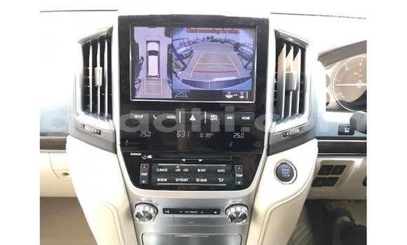 ይግዙ Imported Toyota Land Cruiser ነጭ መኪና በ Import - Dubai በ ሶማሊያ ይግዙ Imported Toyota Land Cruiser ነጭ መኪና በ Import - Dubai በ ሶማሊያ