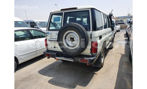 اشتري Imported Toyota Land Cruiser أبيض سيارة في Import - Dubai في الصومال اشتري Imported Toyota Land Cruiser أبيض سيارة في Import - Dubai في الصومال