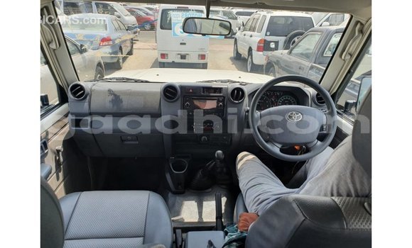اشتري Imported Toyota Land Cruiser أبيض سيارة في Import - Dubai في الصومال اشتري Imported Toyota Land Cruiser أبيض سيارة في Import - Dubai في الصومال