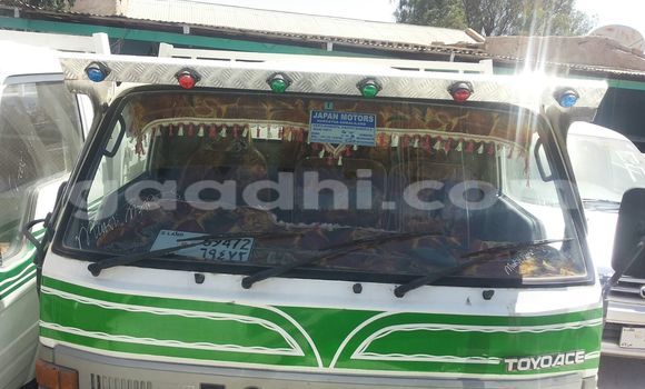 Oofamaa Toyota Dyna White Makiinaa iti Mogadishu keessatti Somalia keessatti Oofamaa Toyota Dyna White Makiinaa iti Mogadishu keessatti Somalia keessatti