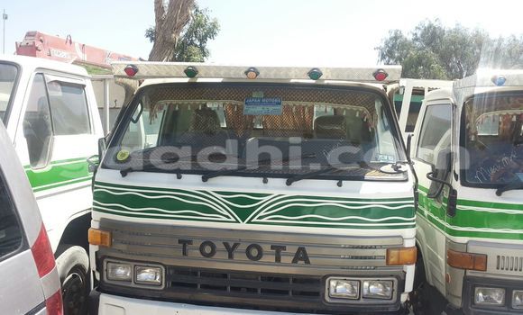 Oofamaa Toyota Dyna White Makiinaa iti Mogadishu keessatti Somalia keessatti Oofamaa Toyota Dyna White Makiinaa iti Mogadishu keessatti Somalia keessatti