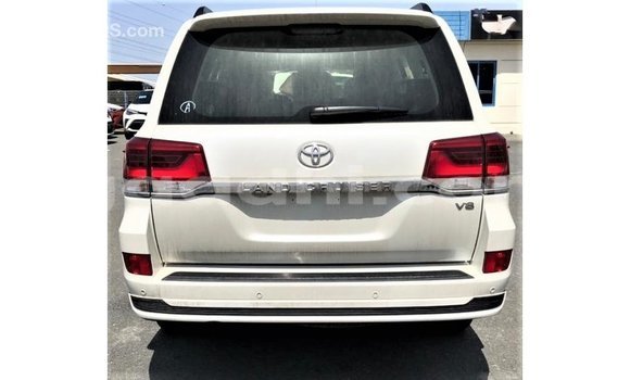 ይግዙ Imported Toyota Land Cruiser ነጭ መኪና በ Import - Dubai በ ሶማሊያ ይግዙ Imported Toyota Land Cruiser ነጭ መኪና በ Import - Dubai በ ሶማሊያ