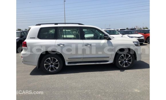 ይግዙ Imported Toyota Land Cruiser ነጭ መኪና በ Import - Dubai በ ሶማሊያ ይግዙ Imported Toyota Land Cruiser ነጭ መኪና በ Import - Dubai በ ሶማሊያ