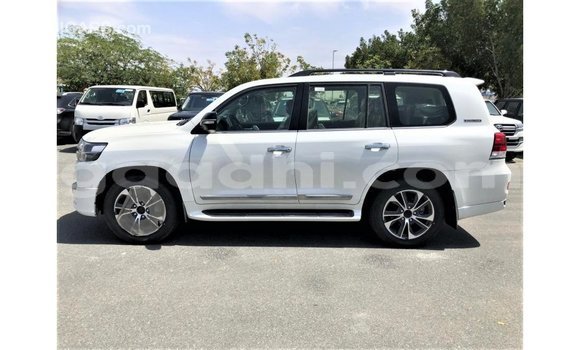 ይግዙ Imported Toyota Land Cruiser ነጭ መኪና በ Import - Dubai በ ሶማሊያ ይግዙ Imported Toyota Land Cruiser ነጭ መኪና በ Import - Dubai በ ሶማሊያ