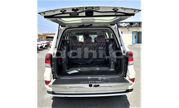 ይግዙ Imported Toyota Land Cruiser ነጭ መኪና በ Import - Dubai በ ሶማሊያ ይግዙ Imported Toyota Land Cruiser ነጭ መኪና በ Import - Dubai በ ሶማሊያ