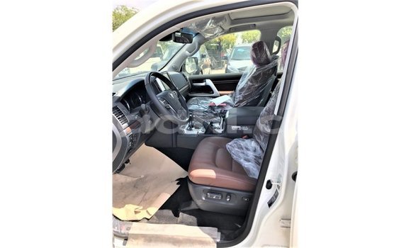 ይግዙ Imported Toyota Land Cruiser ነጭ መኪና በ Import - Dubai በ ሶማሊያ ይግዙ Imported Toyota Land Cruiser ነጭ መኪና በ Import - Dubai በ ሶማሊያ