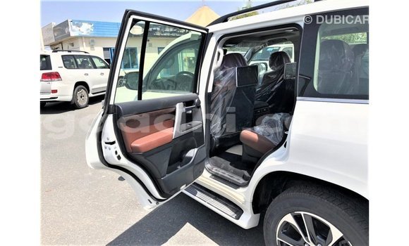 ይግዙ Imported Toyota Land Cruiser ነጭ መኪና በ Import - Dubai በ ሶማሊያ ይግዙ Imported Toyota Land Cruiser ነጭ መኪና በ Import - Dubai በ ሶማሊያ