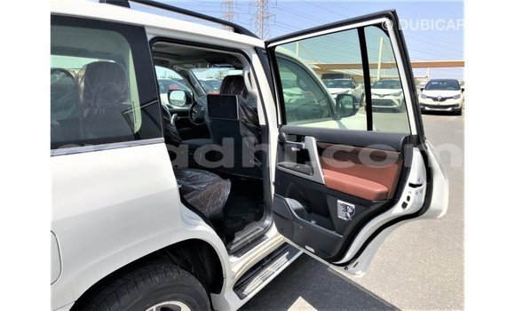 ይግዙ Imported Toyota Land Cruiser ነጭ መኪና በ Import - Dubai በ ሶማሊያ ይግዙ Imported Toyota Land Cruiser ነጭ መኪና በ Import - Dubai በ ሶማሊያ