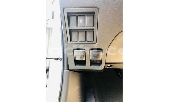 Acheter Import Voiture Toyota Hilux Blanc à Import - Dubai, Somalie Acheter Import Voiture Toyota Hilux Blanc à Import - Dubai, Somalie