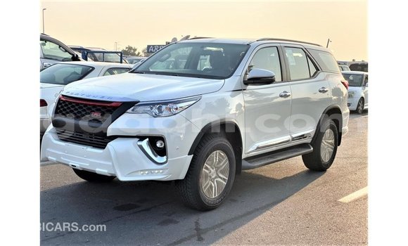 Nunua Imported Toyota Fortuner Nyeupe Gari ndani ya Import - Dubai nchini Somalia Nunua Imported Toyota Fortuner Nyeupe Gari ndani ya Import - Dubai nchini Somalia