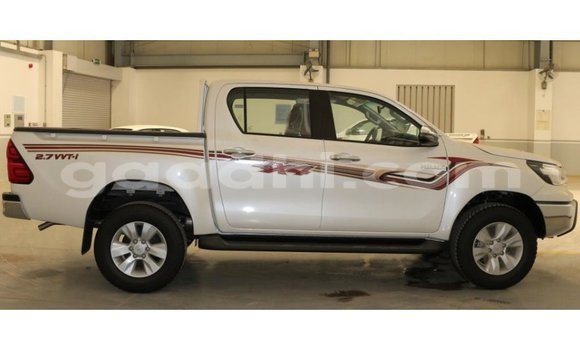 Acheter Import Voiture Toyota Hilux Blanc à Import - Dubai, Somalie Acheter Import Voiture Toyota Hilux Blanc à Import - Dubai, Somalie