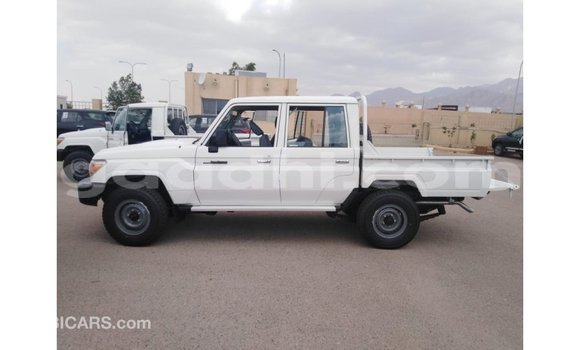ይግዙ Imported Toyota Land Cruiser ነጭ መኪና በ Import - Dubai በ ሶማሊያ ይግዙ Imported Toyota Land Cruiser ነጭ መኪና በ Import - Dubai በ ሶማሊያ