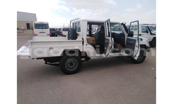 ይግዙ Imported Toyota Land Cruiser ነጭ መኪና በ Import - Dubai በ ሶማሊያ ይግዙ Imported Toyota Land Cruiser ነጭ መኪና በ Import - Dubai በ ሶማሊያ