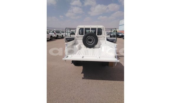 ይግዙ Imported Toyota Land Cruiser ነጭ መኪና በ Import - Dubai በ ሶማሊያ ይግዙ Imported Toyota Land Cruiser ነጭ መኪና በ Import - Dubai በ ሶማሊያ