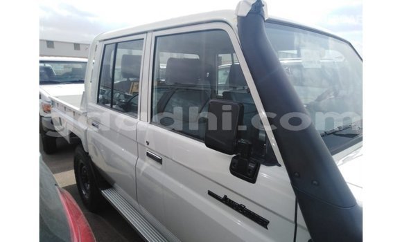 Nunua Imported Toyota Land Cruiser Nyeupe Gari ndani ya Import - Dubai nchini Somalia Nunua Imported Toyota Land Cruiser Nyeupe Gari ndani ya Import - Dubai nchini Somalia
