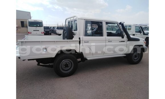 Nunua Imported Toyota Land Cruiser Nyeupe Gari ndani ya Import - Dubai nchini Somalia Nunua Imported Toyota Land Cruiser Nyeupe Gari ndani ya Import - Dubai nchini Somalia