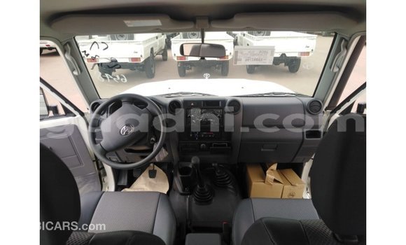 Nunua Imported Toyota Land Cruiser Nyeupe Gari ndani ya Import - Dubai nchini Somalia Nunua Imported Toyota Land Cruiser Nyeupe Gari ndani ya Import - Dubai nchini Somalia
