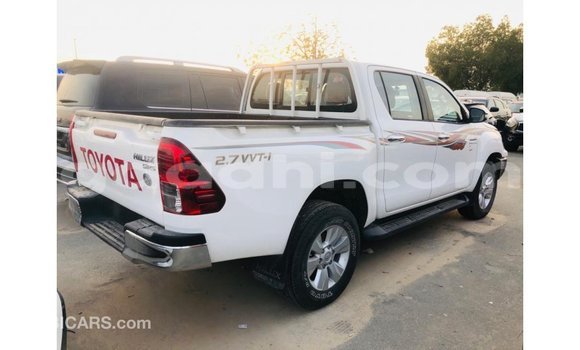 Acheter Import Voiture Toyota Hilux Blanc à Import - Dubai, Somalie Acheter Import Voiture Toyota Hilux Blanc à Import - Dubai, Somalie