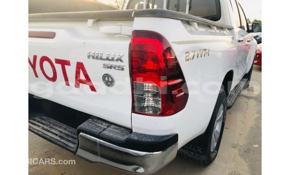 Acheter Import Voiture Toyota Hilux Blanc à Import - Dubai, Somalie Acheter Import Voiture Toyota Hilux Blanc à Import - Dubai, Somalie