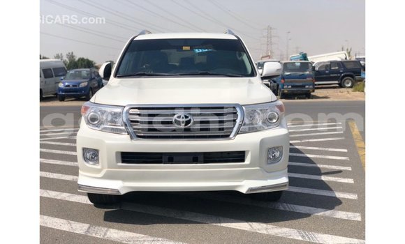ይግዙ Imported Toyota Land Cruiser ነጭ መኪና በ Import - Dubai በ ሶማሊያ ይግዙ Imported Toyota Land Cruiser ነጭ መኪና በ Import - Dubai በ ሶማሊያ