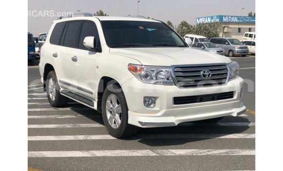 ይግዙ Imported Toyota Land Cruiser ነጭ መኪና በ Import - Dubai በ ሶማሊያ ይግዙ Imported Toyota Land Cruiser ነጭ መኪና በ Import - Dubai በ ሶማሊያ