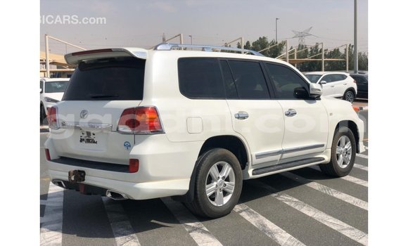 ይግዙ Imported Toyota Land Cruiser ነጭ መኪና በ Import - Dubai በ ሶማሊያ ይግዙ Imported Toyota Land Cruiser ነጭ መኪና በ Import - Dubai በ ሶማሊያ