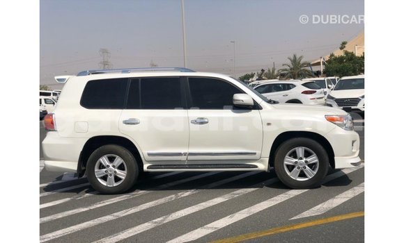 ይግዙ Imported Toyota Land Cruiser ነጭ መኪና በ Import - Dubai በ ሶማሊያ ይግዙ Imported Toyota Land Cruiser ነጭ መኪና በ Import - Dubai በ ሶማሊያ
