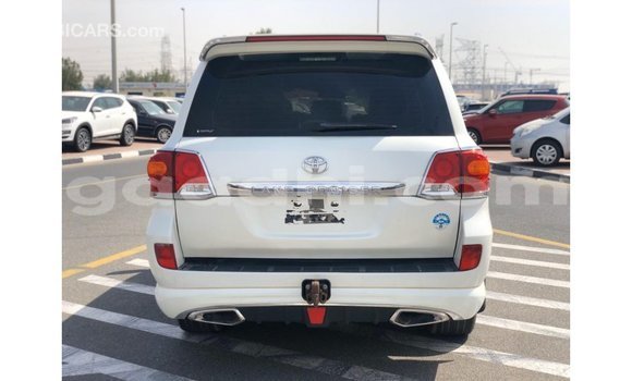 ይግዙ Imported Toyota Land Cruiser ነጭ መኪና በ Import - Dubai በ ሶማሊያ ይግዙ Imported Toyota Land Cruiser ነጭ መኪና በ Import - Dubai በ ሶማሊያ