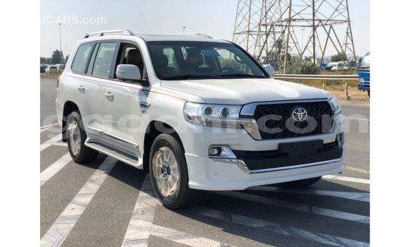 Nunua Imported Toyota Land Cruiser Nyeupe Gari ndani ya Import - Dubai nchini Somalia Nunua Imported Toyota Land Cruiser Nyeupe Gari ndani ya Import - Dubai nchini Somalia
