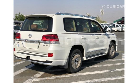 Nunua Imported Toyota Land Cruiser Nyeupe Gari ndani ya Import - Dubai nchini Somalia Nunua Imported Toyota Land Cruiser Nyeupe Gari ndani ya Import - Dubai nchini Somalia