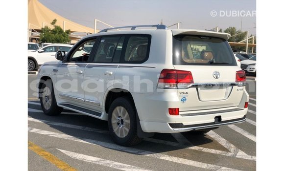 Nunua Imported Toyota Land Cruiser Nyeupe Gari ndani ya Import - Dubai nchini Somalia Nunua Imported Toyota Land Cruiser Nyeupe Gari ndani ya Import - Dubai nchini Somalia