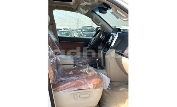 Nunua Imported Toyota Land Cruiser Nyeupe Gari ndani ya Import - Dubai nchini Somalia Nunua Imported Toyota Land Cruiser Nyeupe Gari ndani ya Import - Dubai nchini Somalia