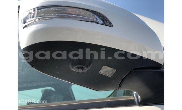 Nunua Imported Toyota Land Cruiser Nyeupe Gari ndani ya Import - Dubai nchini Somalia Nunua Imported Toyota Land Cruiser Nyeupe Gari ndani ya Import - Dubai nchini Somalia