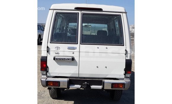 Nunua Imported Toyota Land Cruiser Nyeupe Gari ndani ya Import - Dubai nchini Somalia Nunua Imported Toyota Land Cruiser Nyeupe Gari ndani ya Import - Dubai nchini Somalia