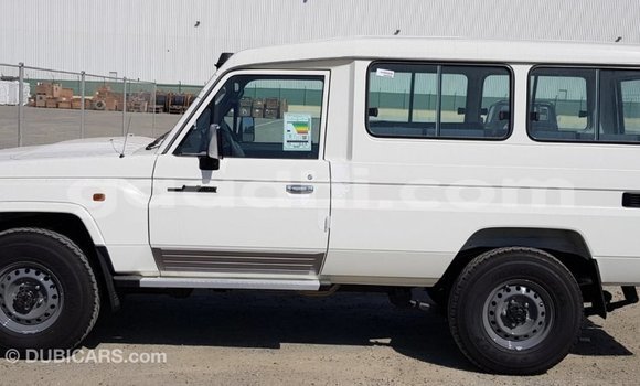Nunua Imported Toyota Land Cruiser Nyeupe Gari ndani ya Import - Dubai nchini Somalia Nunua Imported Toyota Land Cruiser Nyeupe Gari ndani ya Import - Dubai nchini Somalia