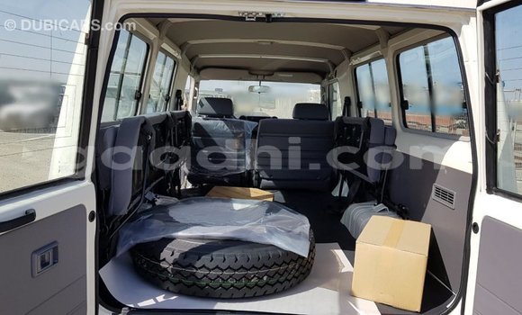 Nunua Imported Toyota Land Cruiser Nyeupe Gari ndani ya Import - Dubai nchini Somalia Nunua Imported Toyota Land Cruiser Nyeupe Gari ndani ya Import - Dubai nchini Somalia