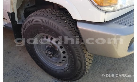 Nunua Imported Toyota Land Cruiser Nyeupe Gari ndani ya Import - Dubai nchini Somalia Nunua Imported Toyota Land Cruiser Nyeupe Gari ndani ya Import - Dubai nchini Somalia