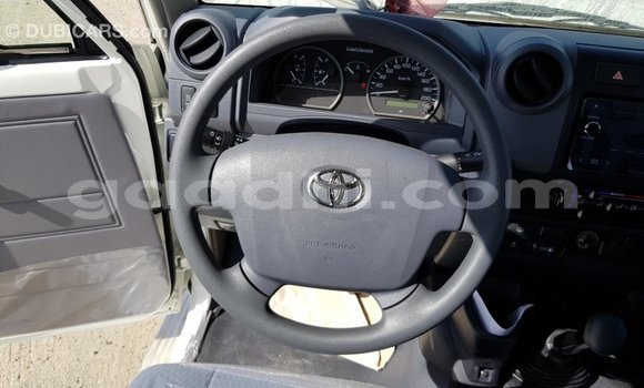 Nunua Imported Toyota Land Cruiser Nyeupe Gari ndani ya Import - Dubai nchini Somalia Nunua Imported Toyota Land Cruiser Nyeupe Gari ndani ya Import - Dubai nchini Somalia