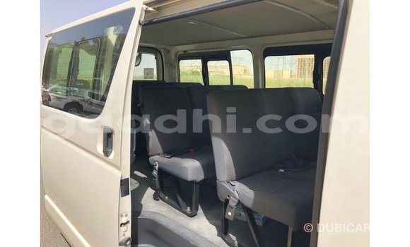 Acheter Import Voiture Toyota Hiace Blanc à Import - Dubai, Somalie Acheter Import Voiture Toyota Hiace Blanc à Import - Dubai, Somalie