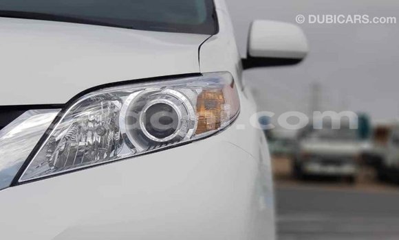 اشتري Imported Toyota Sienna أبيض سيارة في Import - Dubai في الصومال اشتري Imported Toyota Sienna أبيض سيارة في Import - Dubai في الصومال